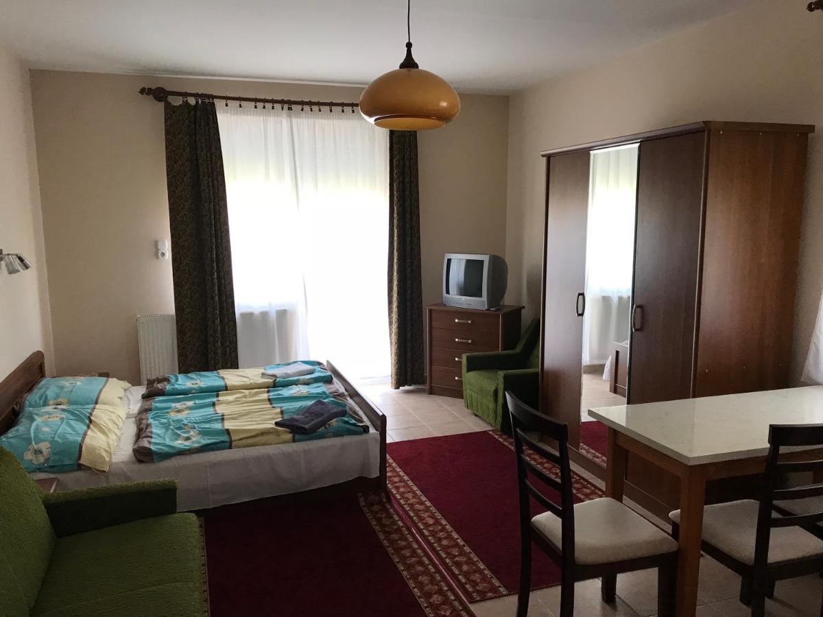 Izabella Panzio Bed & Breakfast Hajdúszoboszló Екстериор снимка