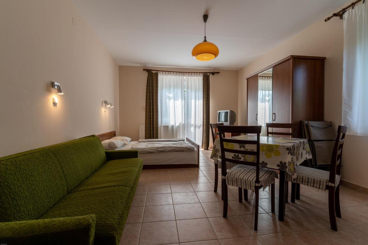 Izabella Panzio Bed & Breakfast Hajdúszoboszló Екстериор снимка