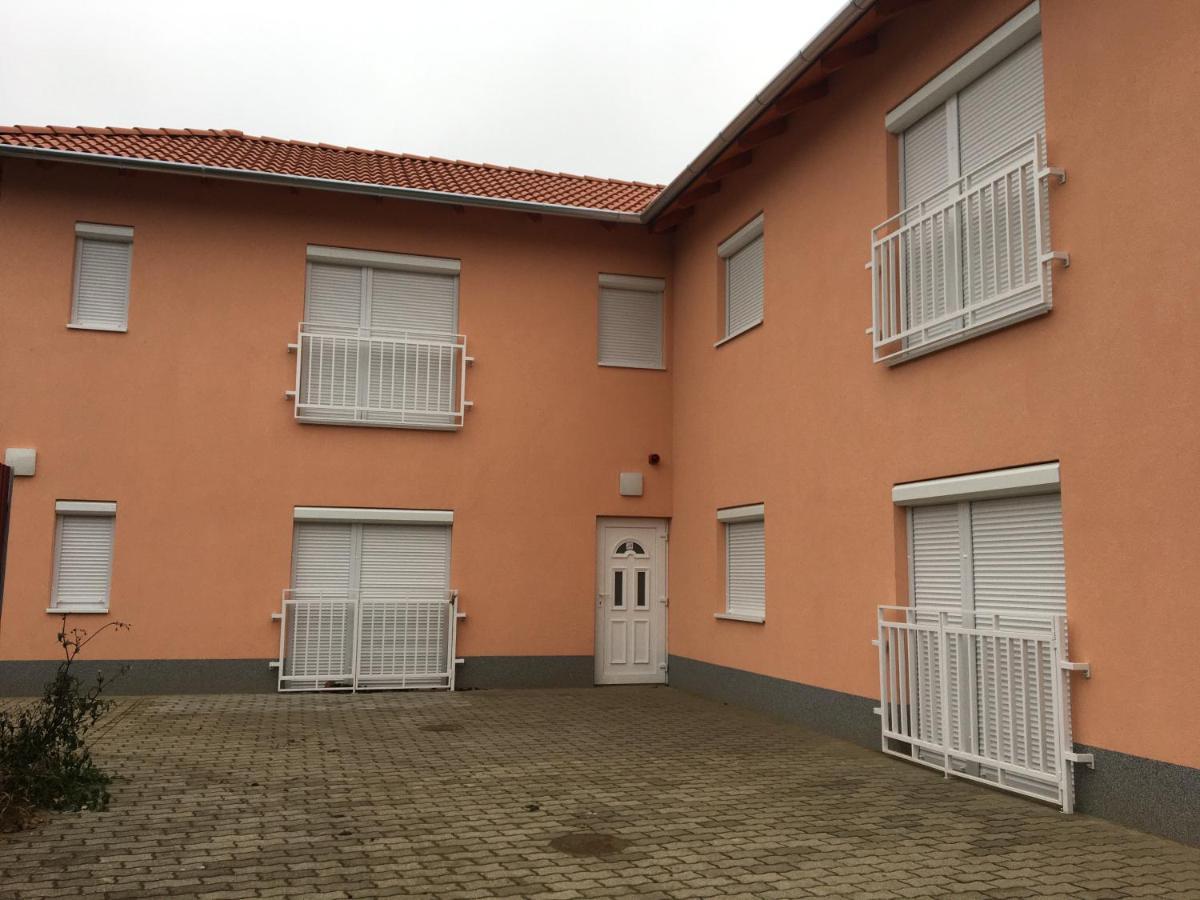 Izabella Panzio Bed & Breakfast Hajdúszoboszló Екстериор снимка